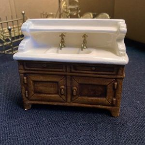 Dollhouse furnishings. Luxury bathroom sink. Vintage 1975. Sonia Messer.